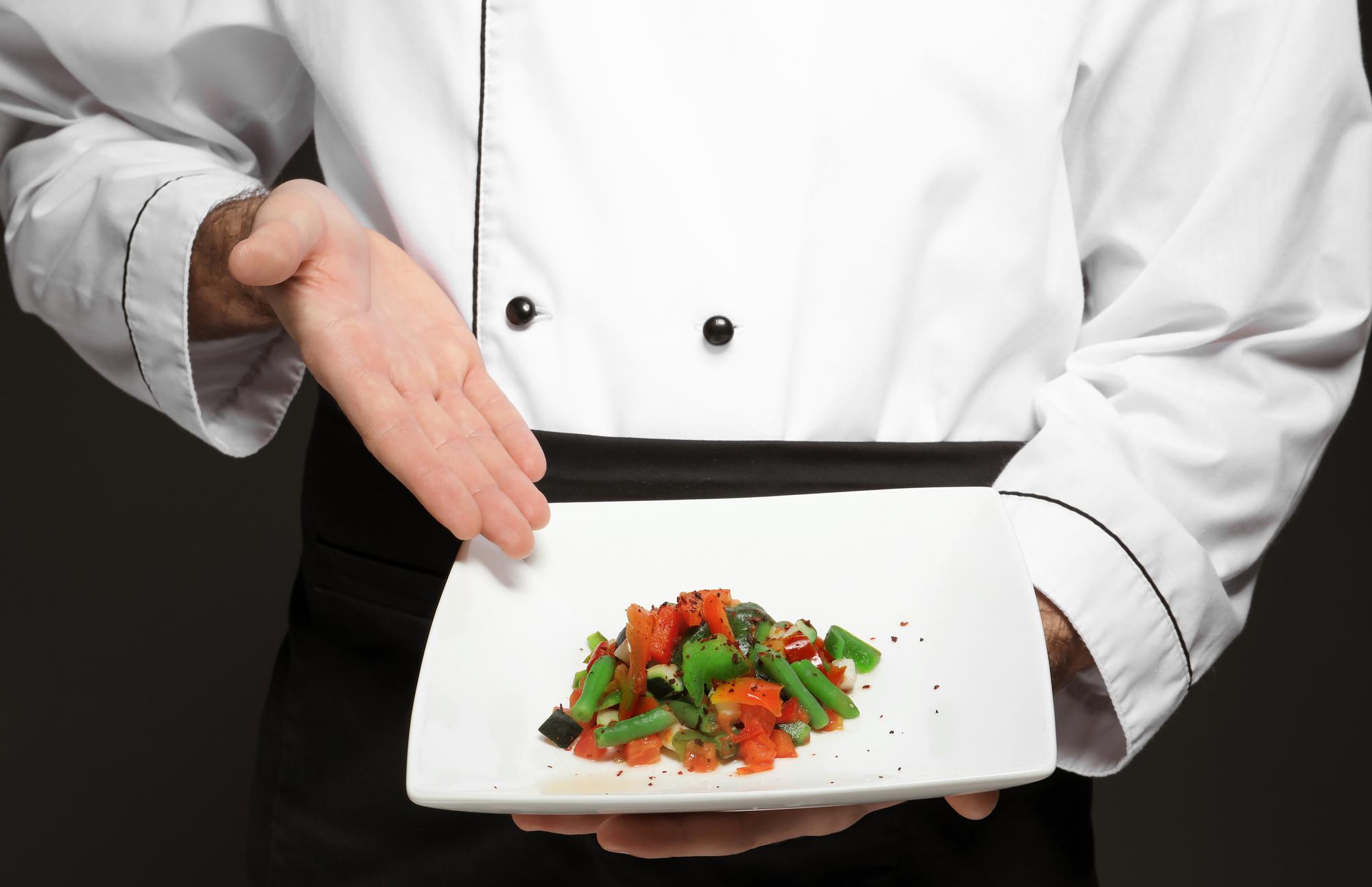 Chef al lavoro in cucina elegante